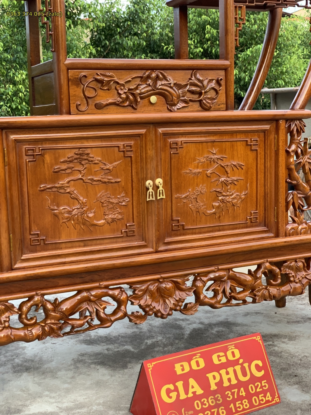 Mặt trước ngăn kéo, hai cánh và yếm chạm của tủ