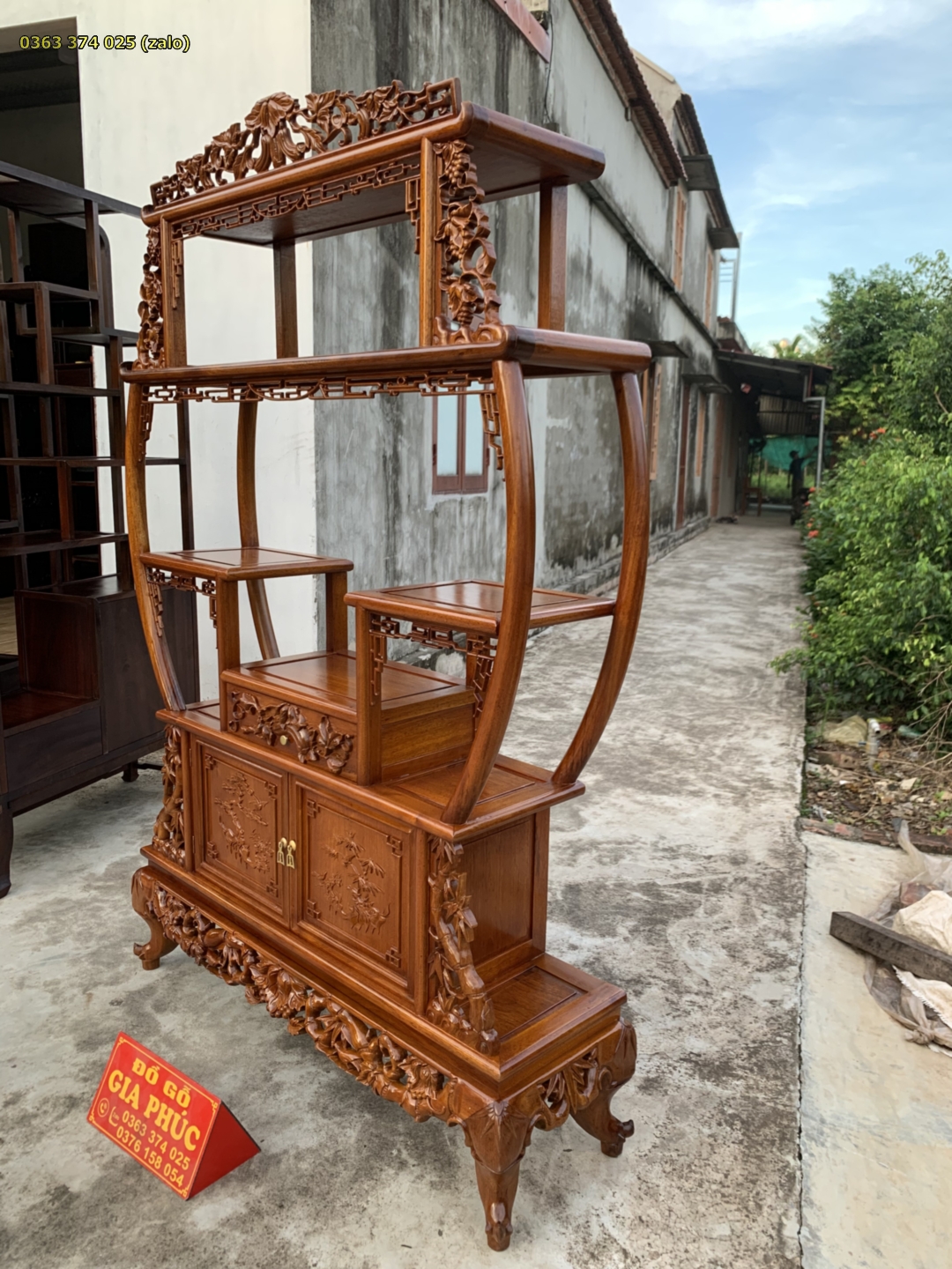 Góc nghiêng tủ bình phong thể hiện phần hông và chân