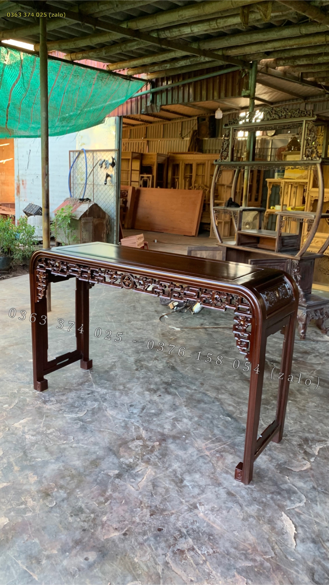Toàn cảnh bàn bày đồ truyện xúc gỗ gụ ở góc nghiêng