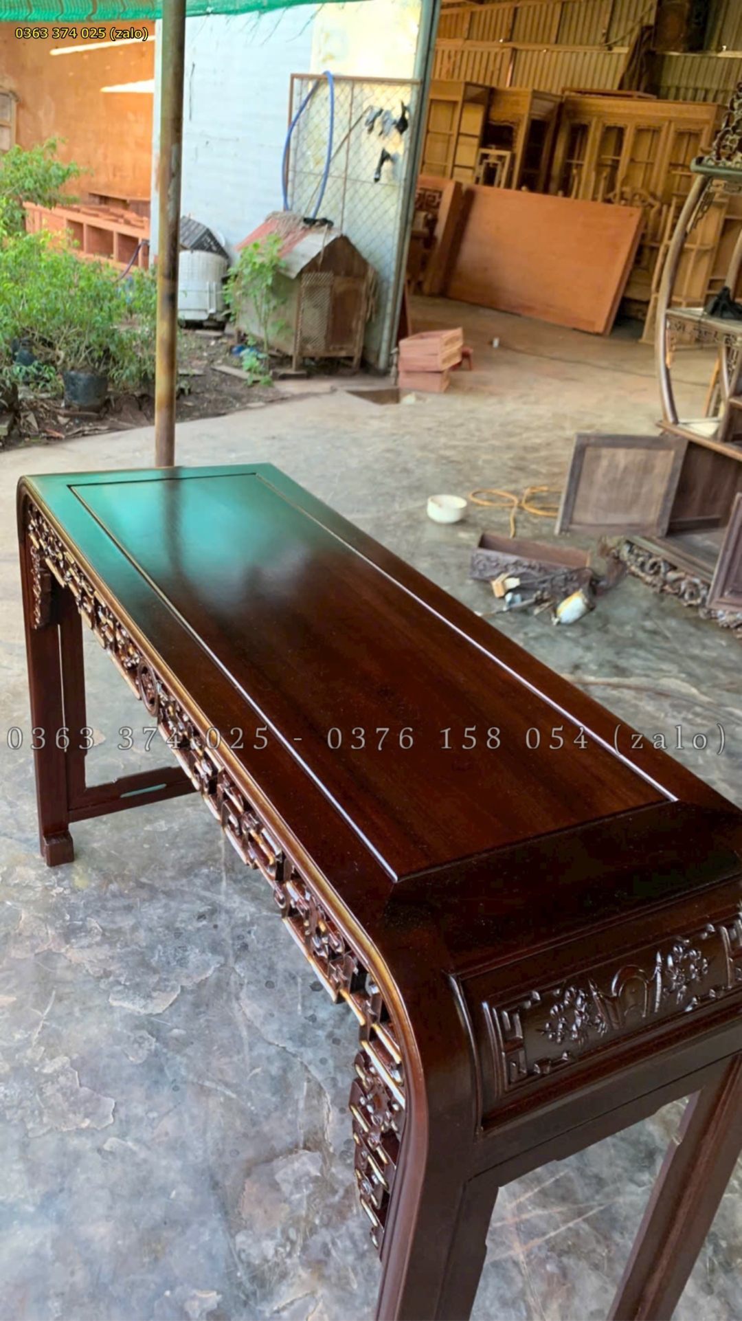 Mặt bàn gỗ nâu hình chữ nhật có đường viền bao quanh