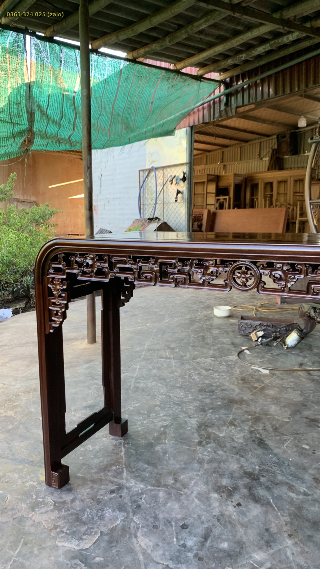 Góc trái bàn với diềm chạm thoáng và thanh nối bên hông