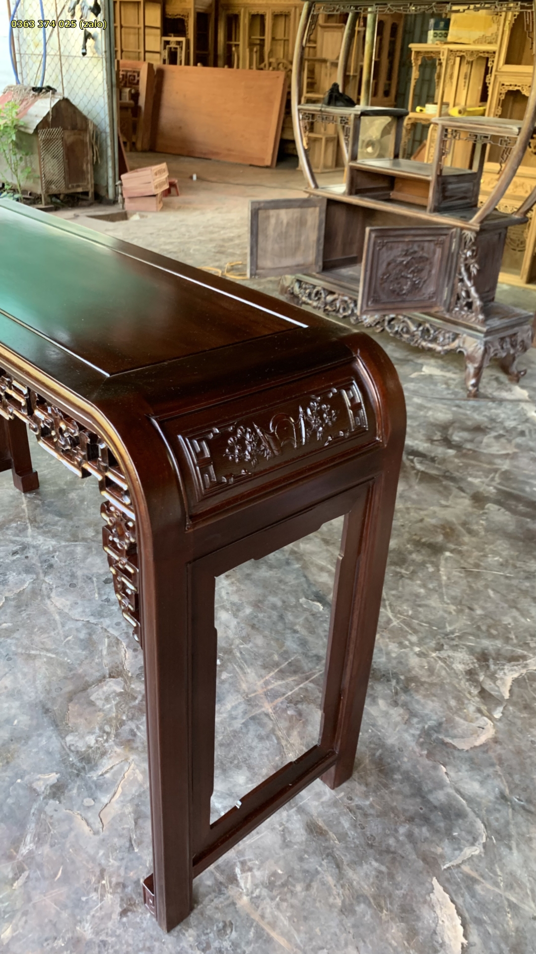 Ô chạm hoa lá ở hồi phải bàn và khung chân bên hông