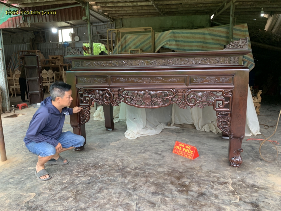 Mặt trước bàn thờ Ngũ Phúc Kim Tiền gỗ gụ màu nâu lối cổ