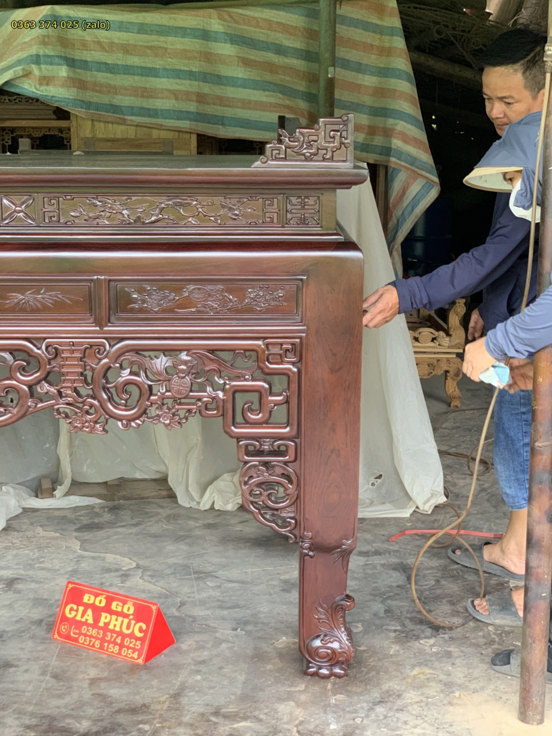 Chân trước bên phải và góc dạ bàn thờ gỗ gụ