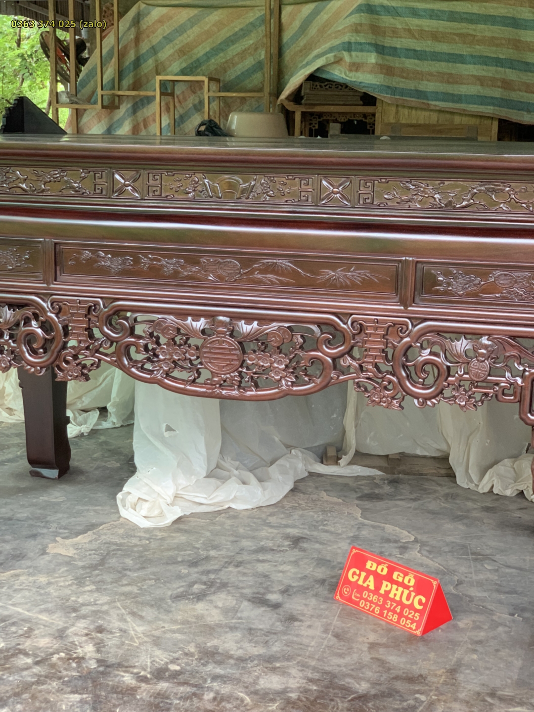 Các ô chạm hoa lá và đường triện ở mặt trước bàn thờ