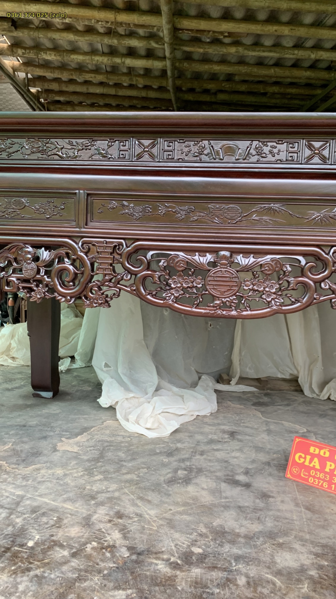 Dạ bàn thờ chạm dơi, chữ Thọ và hoa lá ở trung tâm